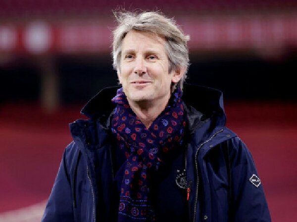 Dikaitkan dengan Manchester United, Edwin van der Sar mengaku tersanjung