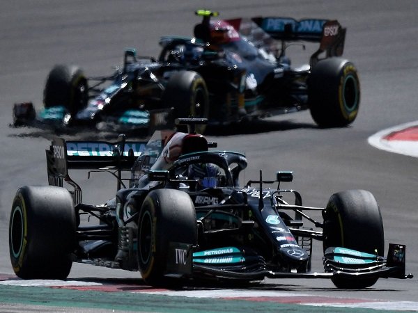 Hasil luar kembali dicatat Lewis Hamilton.