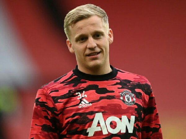 Marc Overmars sarankan Donny van de Beek untuk bertahan di MU