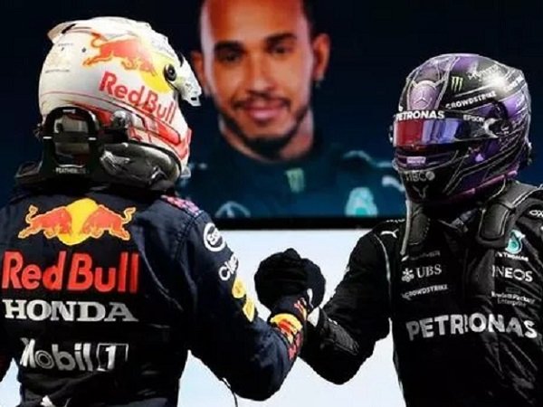 Max Verstappen memberikan selamat kepada Lewis Hamilton. (Images: Getty)