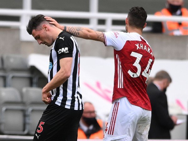 Fabian Schar mendapat kartu merah melawan Arsenal