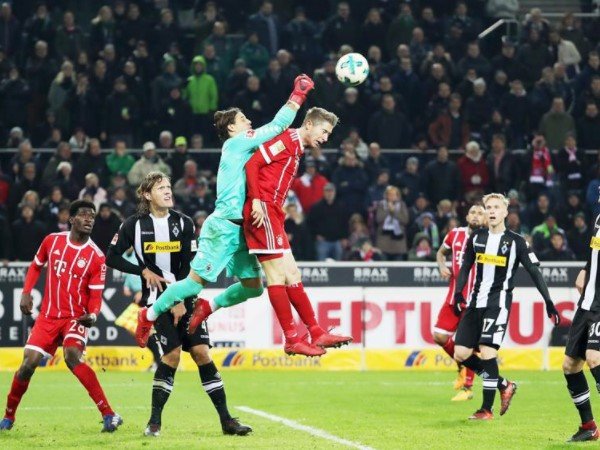 Kiper Gladbach dan Robert Lewandowski Duel di Udara