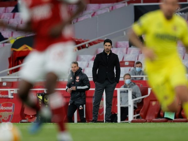 Mikel Arteta bersikukuh masih layak menjadi manajer Arsenal kendati The Gunners dipastikan tanpa gelar musim ini / via Getty Images