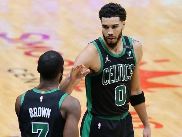 Jayson Tatum turut sedih Jaylen Brown alami cedera parah.