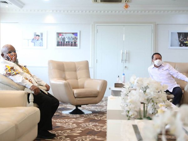 Wakil Gubernur Papua, Klemen Tinal saat menemui Menpora Zainudin Amali untuk membicarakan PON