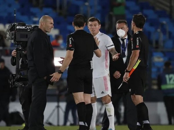 Zinedine Zidane terlihat protes kepada wasit setelah laga melawan Sevilla. (Images: Getty)