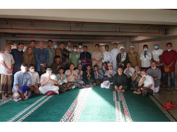 Skuat timnas Indonesia usai menjalani Salat Idul Fitri di hotel