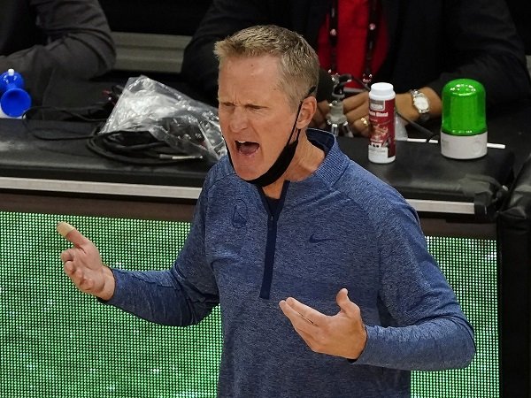 Steve Kerr merasa play-in tournament bikin persaingan makin seru.