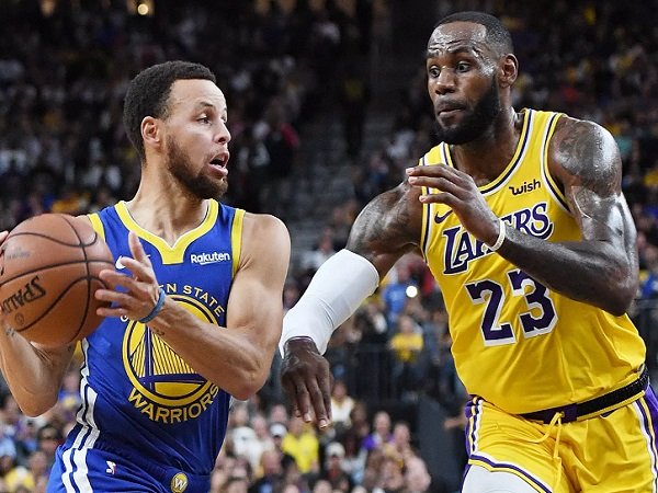 LeBron James saat melawan Stephen Curry.