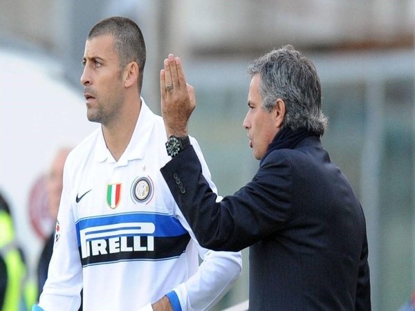 Jose Mourinho dilaporkan mengajak Walter Samuel untuk menjadi asistennya di AS Roma mulai musim depan / via Getty Images