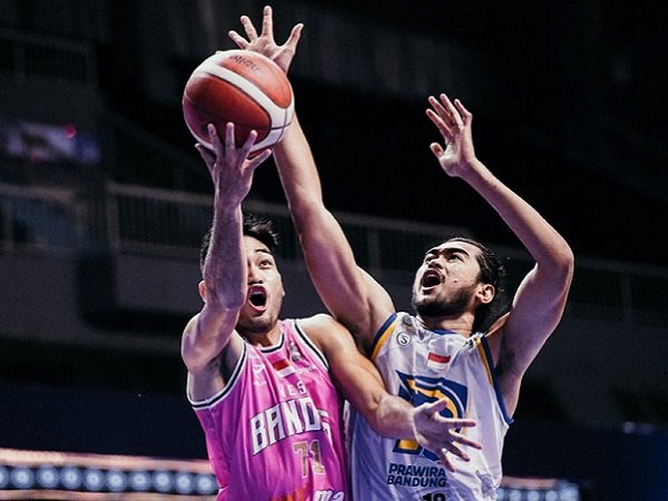 Pemain andalan West Bandits Solo,  Widyanta Putra Teja sat melawan Prawira Bandung. (Images: IBL)