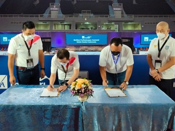 Foto:(Kiri-Kanan): Rudi Nugraha, Direktur AXA Mandiri, Handojo G. Kusuma, Presiden Direktur AXA Mandiri, Junas Miradiarsyah, Direktur Utama IBL didampingi Danny Kosasih, Ketua Umum PP Perbasi.