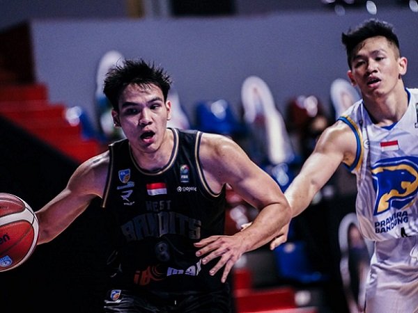 Pemain debutan West Bandits Solo, Patrick Nicolas saat melawan Prawira Bandung. (Images: IBL)