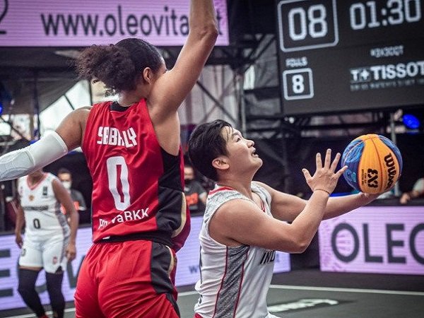 Pemain Timnas Basket 3x3 putri Indonesia Nathania Orville (kanan) berusaha mencetak angka.