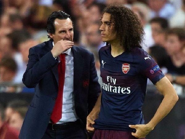 Matteo Guendouzi memberi selamat kepada Unai Emery