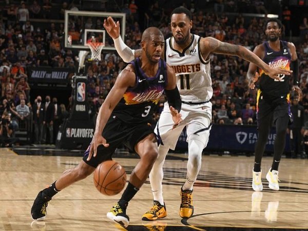 Point guard andalan Phoenix Suns, Chris Paul saat melawan Denver Nuggets. (Images: Getty)