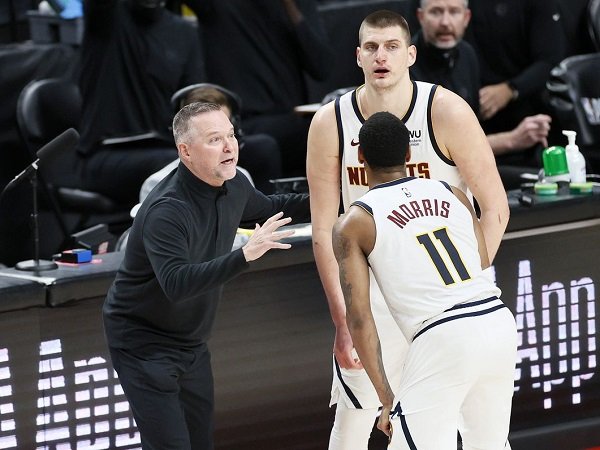 Mike Malone sebut pertahanan buruk jadi penyebab kekalahan Nuggets dari Suns di game 1.