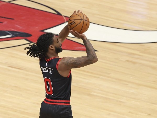 Coby White alami cedera bahu ketika beraktivitas basket di luar tim.