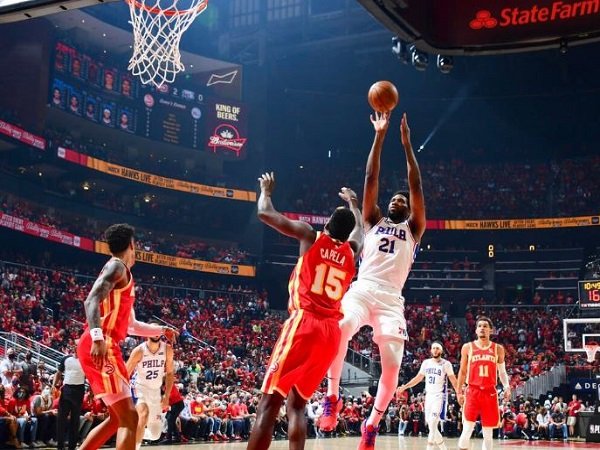 Center andalan Sixers, Joel Embiid (21) saat melawan Atlanta Hawks. (Images: Getty)