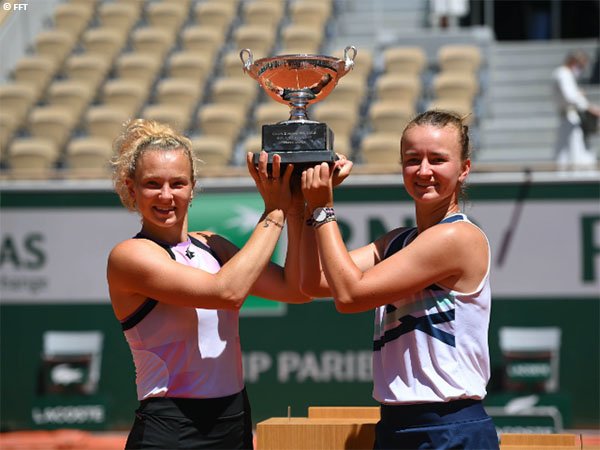 Barbora Krejcikova [kanan] menangkan gelar French Open nomor tunggal dan ganda di musim yang sama
