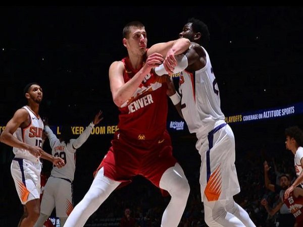 Center Denver Nuggets, Nikola Jokic berebut bola dengan DeAndre Ayton. (Images: Getty)