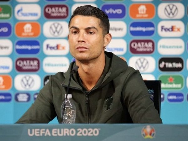 Cristiano Ronaldo menyingkirkan botol Coca Cola dari hadapannya.