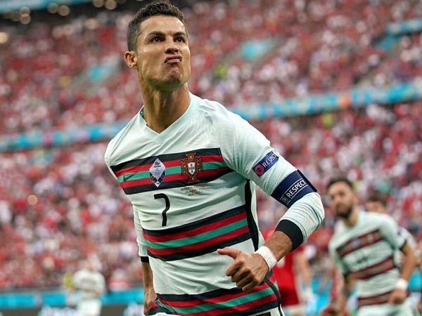 Aksi Cristiano Ronaldo di konferensi pers buat Coca Cola rugi hingga 57 triliun rupiah.