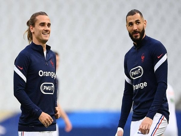 Antoine Griezmann memberikan pembelaan untuk Karim Benzema yang performanya mendapatkan kritikan di Euro 2020 / via Reuters