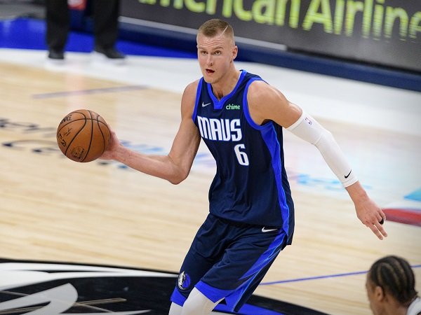 Kristaps Porzingis diklaim tidak fit ketika bertanding di babak playoff.