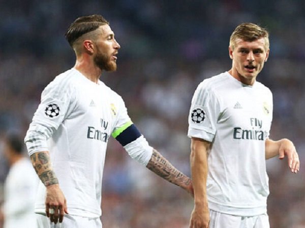 Gelandang Real Madrid, Toni Kroos saat bersama Sergio Ramos.