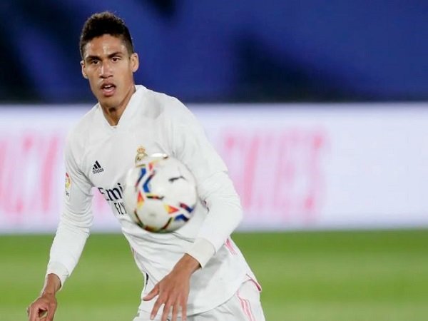 Florentino Perez bahas soal masa depan Raphael Varane.