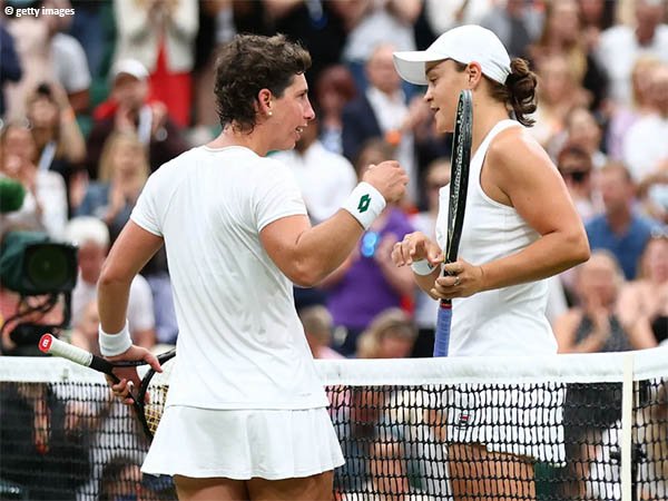 Ashleigh Barty [kanan] susah payah demi lolos ke babak kedua Wimbledon 2021