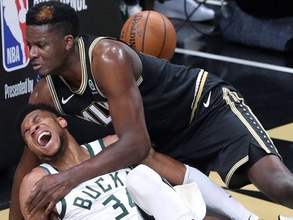 Giannis Antetokounmpo ketika terjatuh saat melawan Atlanta Hawks.
