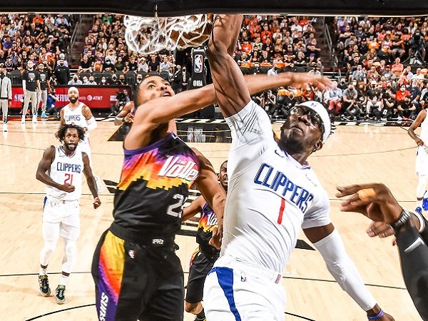 Reggie Jackson (kanan) saat melawan Phoenix Suns.