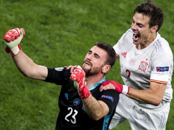 Kiper Timnas Spanyol, Unai Simon melakukan selebrasi. (Images: Getty)
