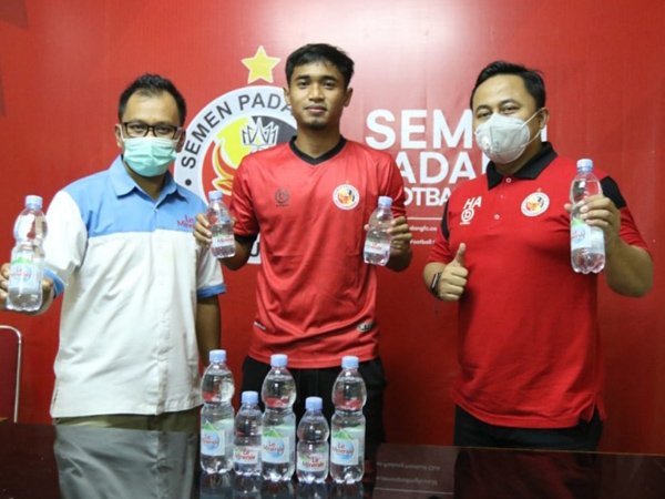 Proses penandatanganan kerja sama antara Le Minerale dan Semen Padang FC