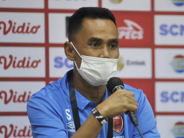 Pelatih sementara PSM Makassar, Syamsuddin Batolla