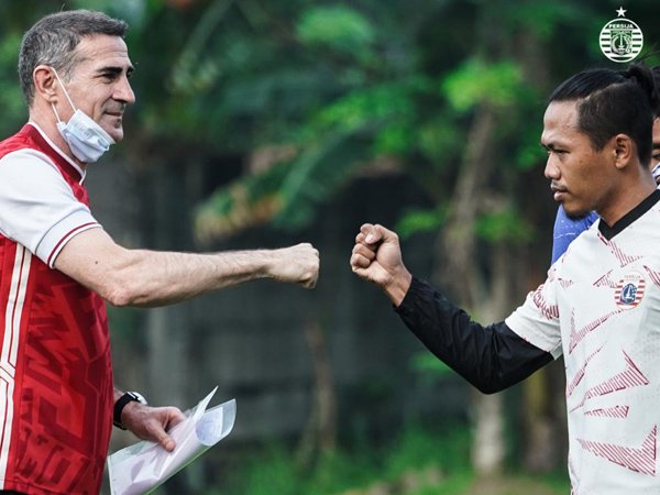 Tony Sucipto (kanan) bersama Pelatih Persija Jakarta, Angelo Alessio