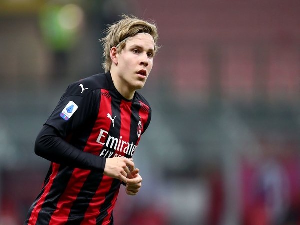 Wonderkid AC Milan yaitu Jens Petter Hauge, di ambang pintu keluar Stadion San Siro setelah Eintracht Frankurt dilaporkan sudah sepakat untuk mengontrak pemain asal Norwegia tersebut / via Getty Images