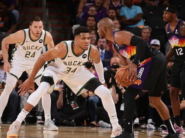 Chris Paul saat berhadapan dengan Giannis Antetokounmpo. (Images: Getty)