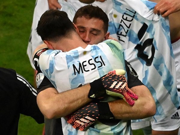 Emiliano Martinez sukses berikan kemenangan untuk Argentina.