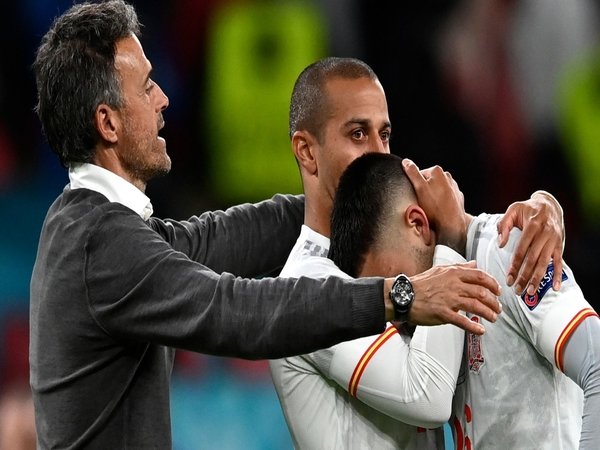 Luis Enrique dan Thiago Alcantara berusaha menenangkan Pedri usai Spanyol kalah adu penalti melawan Italia di babak semifinal Euro 2020 (7/7) / via EPA