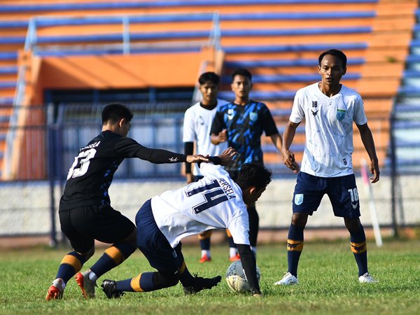 Latihan skuat Persela Lamongan sebelum tim diliburkan