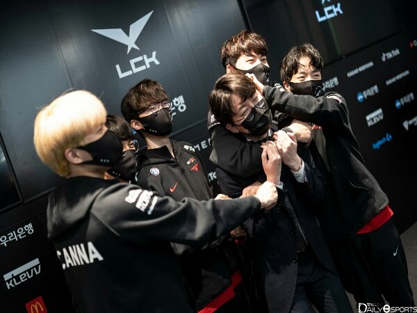 LCK Summer Split 2021: Menang 2-0 atas Gen.G, T1 Tembus Empat Besar