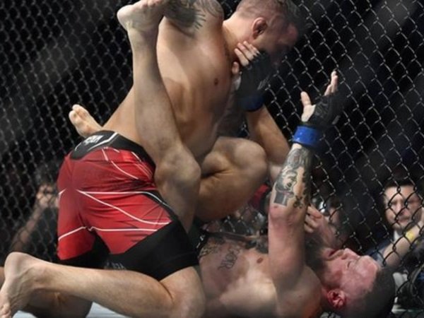 Dustin Poirier ketika melawan Conor McGregor.  (Images: Getty Images)