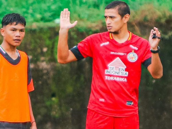 Pelatih Akademi Semen Padang FC, Hengki Ardiles