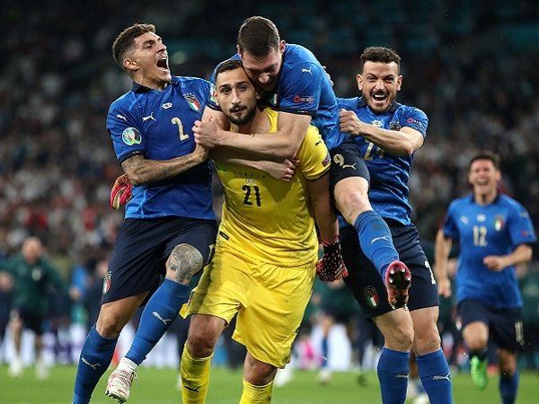 Gianluigi Donnarumma ungkap di balik selebrasi dinginnya usai memenangkan penalti kontra Inggris.