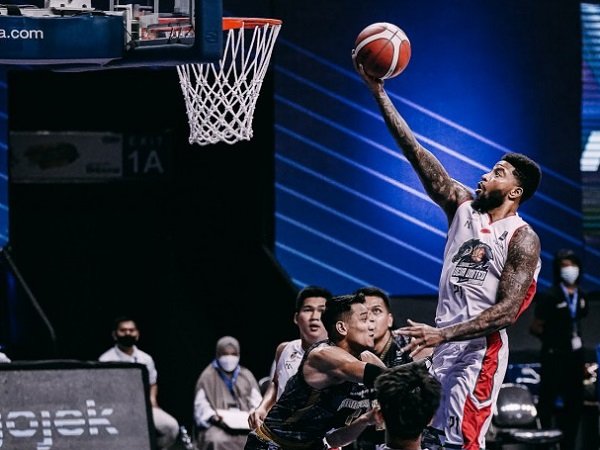 Pemain Louvre Surabaya saat bertanding. (Images: IBL)