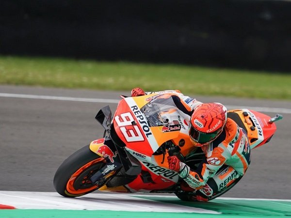 Stefan Bradl sebut Marc Marquez masih berjuang temukan performa terbaiknya.