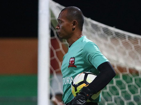 Pelatih kiper Madura United, Hendro Kartiko